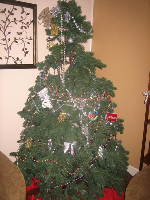 The christmas tree after the kittehs have climbed it